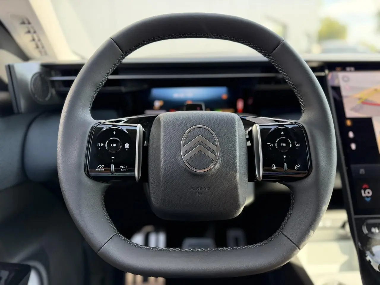 Volant multifonctions noir de Citroën C5 Aircross 2026 vu de face avec commandes tactiles intégrées.
