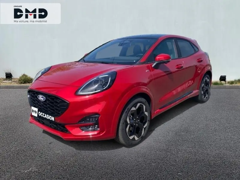 Ford Puma rouge métallisé vue 3/4 avant droit avec jantes alliage et toit ouvrant panoramique.
