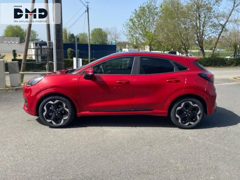 Vue latérale gauche d'un Ford Puma rouge métallisé avec jantes alliage et vitres arrière surteintées.