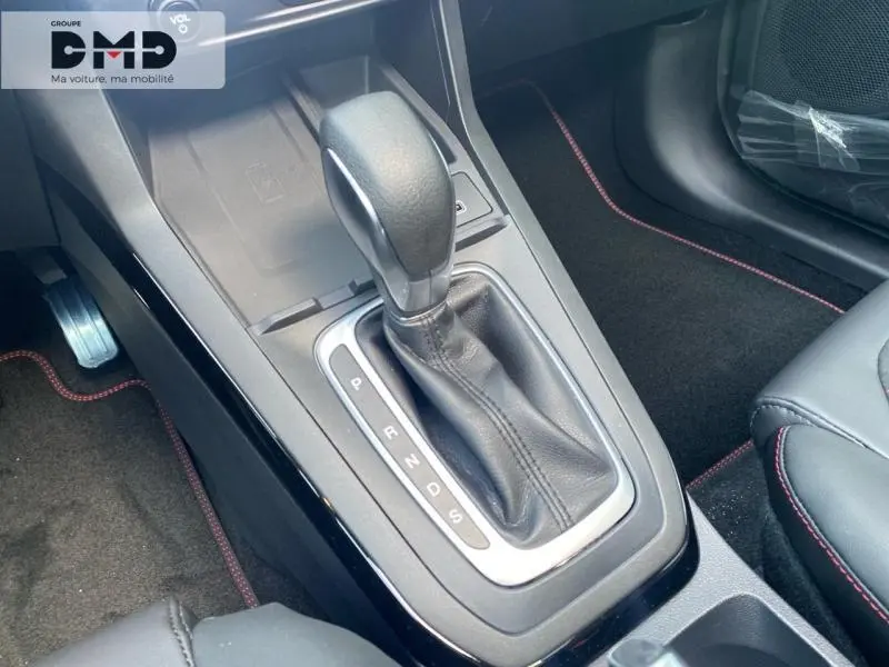 Gros plan sur la console centrale et levier de vitesse automatique en cuir noir avec surpiqûres rouges du Ford Puma 2026.