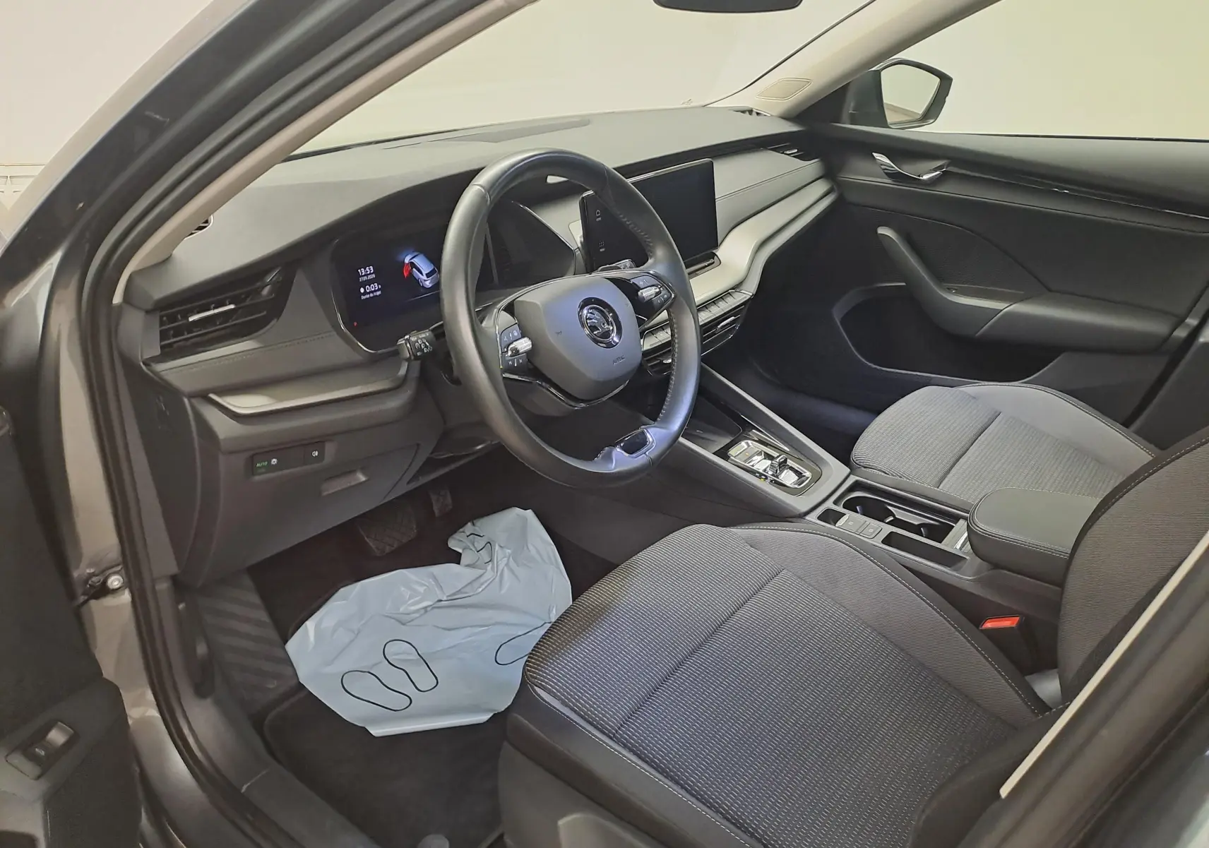 Intérieur de la Skoda Octavia Combi 2024 en gris graphite, vue côté conducteur avec tableau de bord digital et volant multifonction.