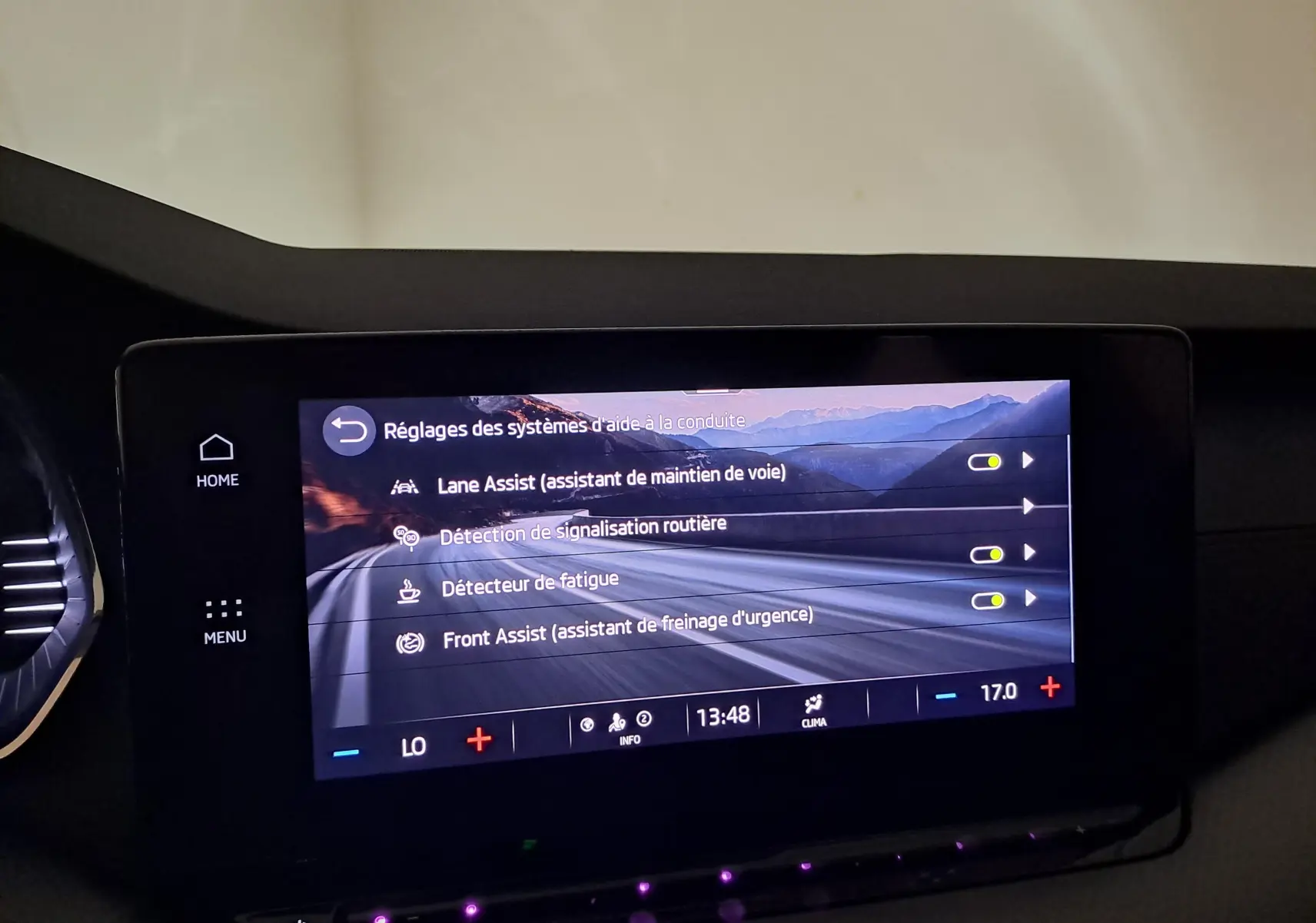 Écran tactile intérieur de la Skoda Octavia Combi 2024 affichant les réglages des aides à la conduite.