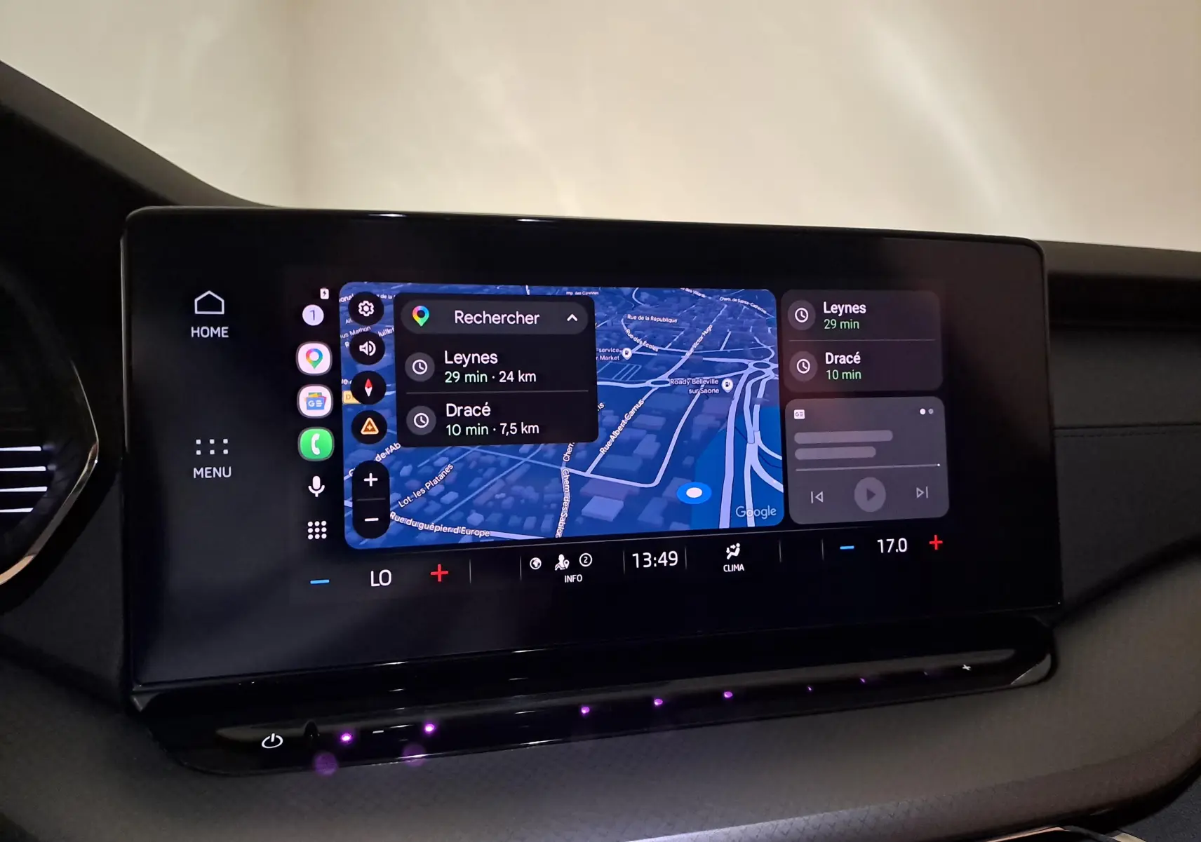 Écran tactile central du Skoda Octavia Combi 2024 affichant la navigation et les commandes climatiques.