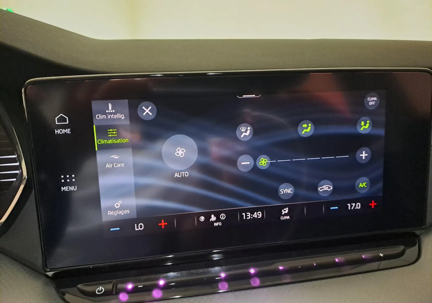 Écran tactile central de la Skoda Octavia Combi 2024 affichant les réglages de climatisation en mode automatique.