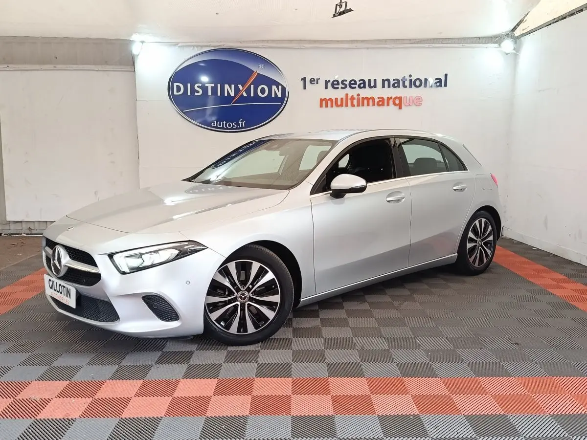 Vue 3/4 avant d'une Mercedes Classe A 180 d Business Line gris clair avec jantes distinctives en concession.