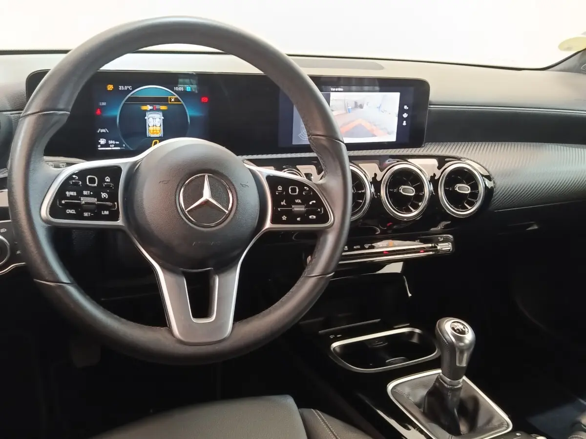 Vue intérieure avant du tableau de bord noir et volant cuir de la Mercedes Classe A 180 d Business Line 2021.