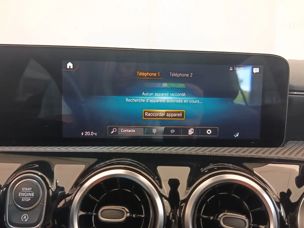 Vue intérieure du tableau de bord de la Mercedes Classe A 180 d Business Line 2021 avec écran tactile et aérateurs ronds noirs.