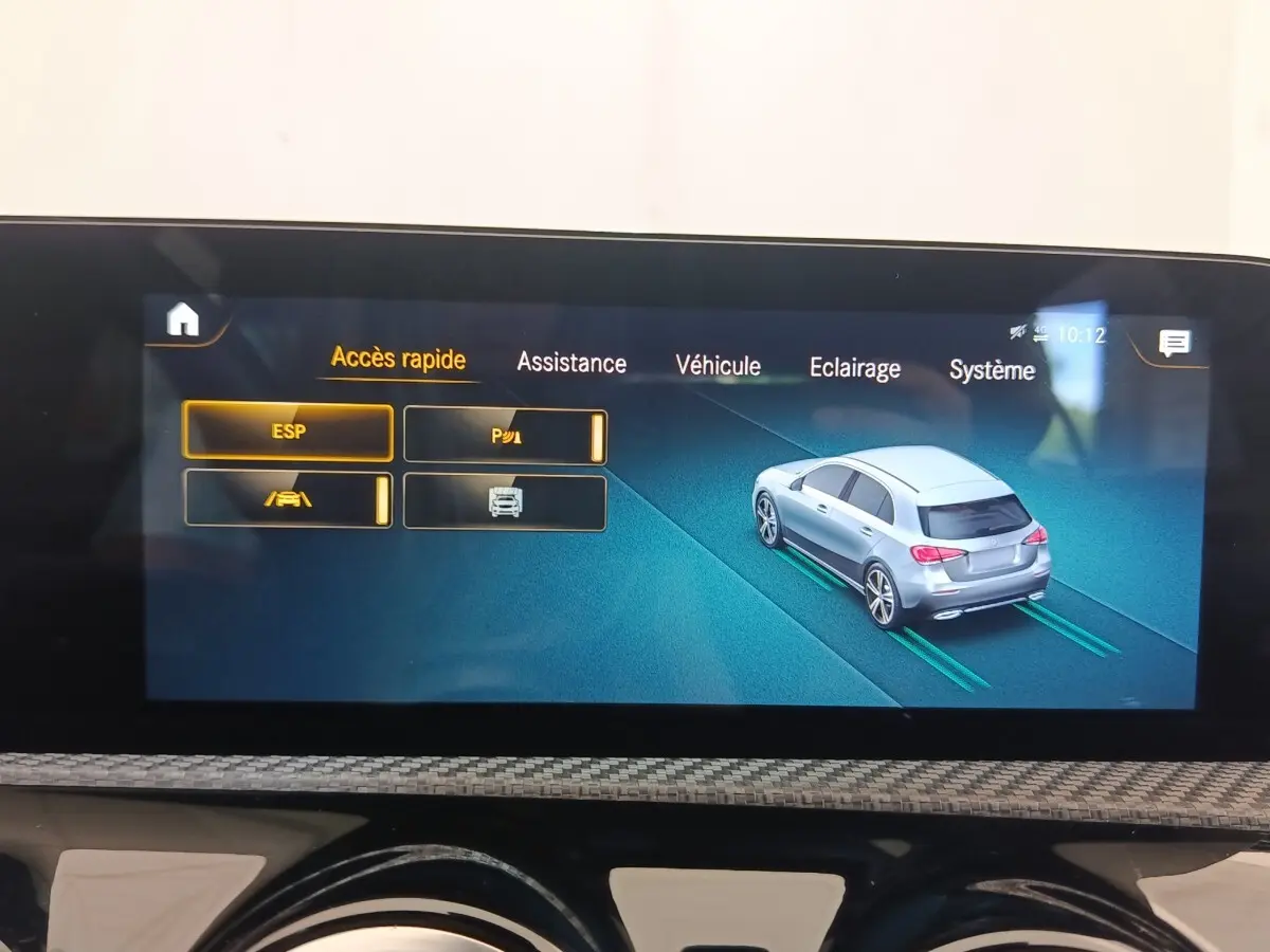 Écran tactile intérieur montrant l'interface d'assistance avec une illustration 3D d'une Mercedes Classe A gris clair vue de trois quarts arrière.