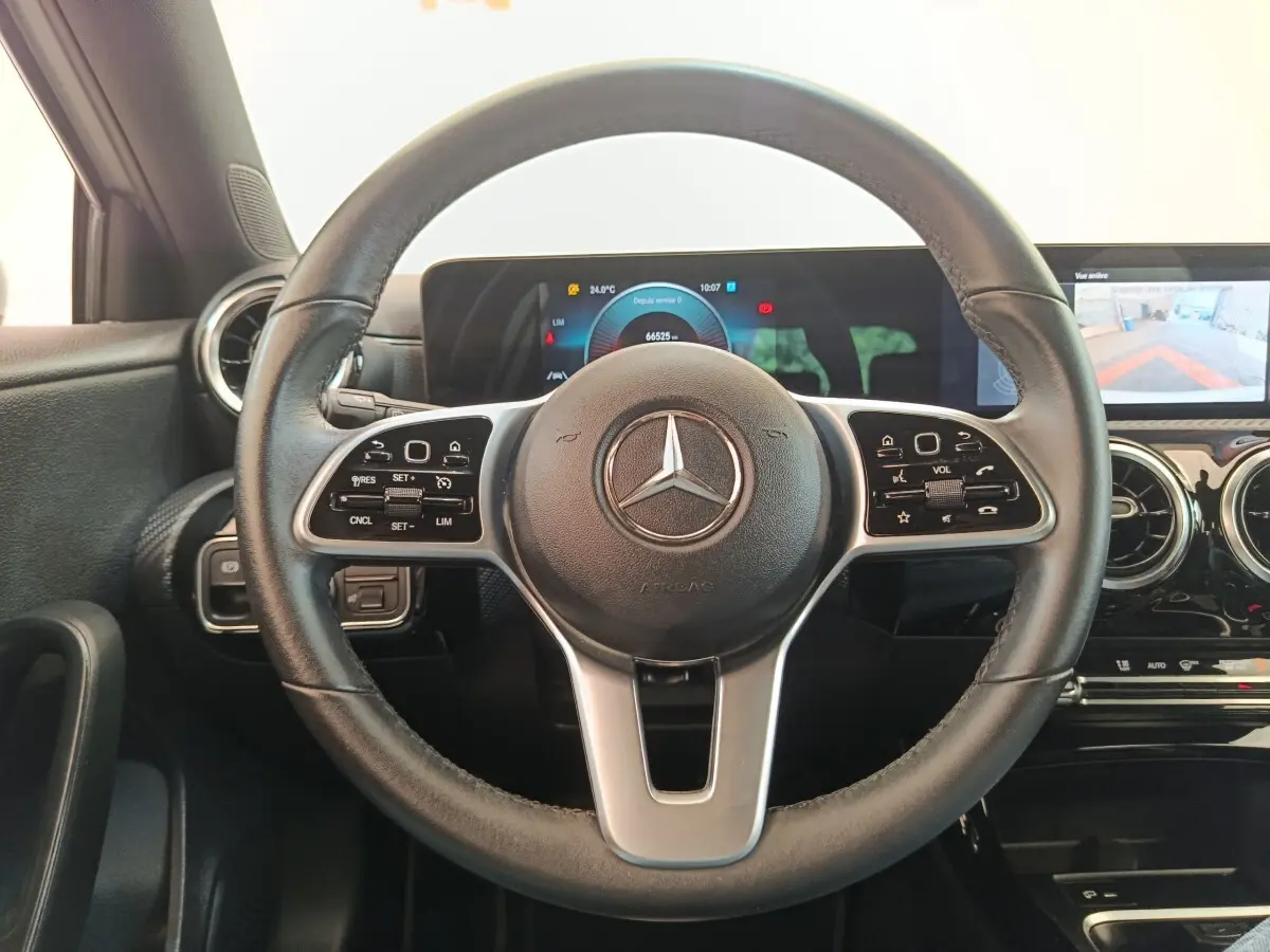 Volant cuir noir multifonctions de la Mercedes Classe A 180 d Business Line 2021 avec tableau de bord digital et écran tactile.