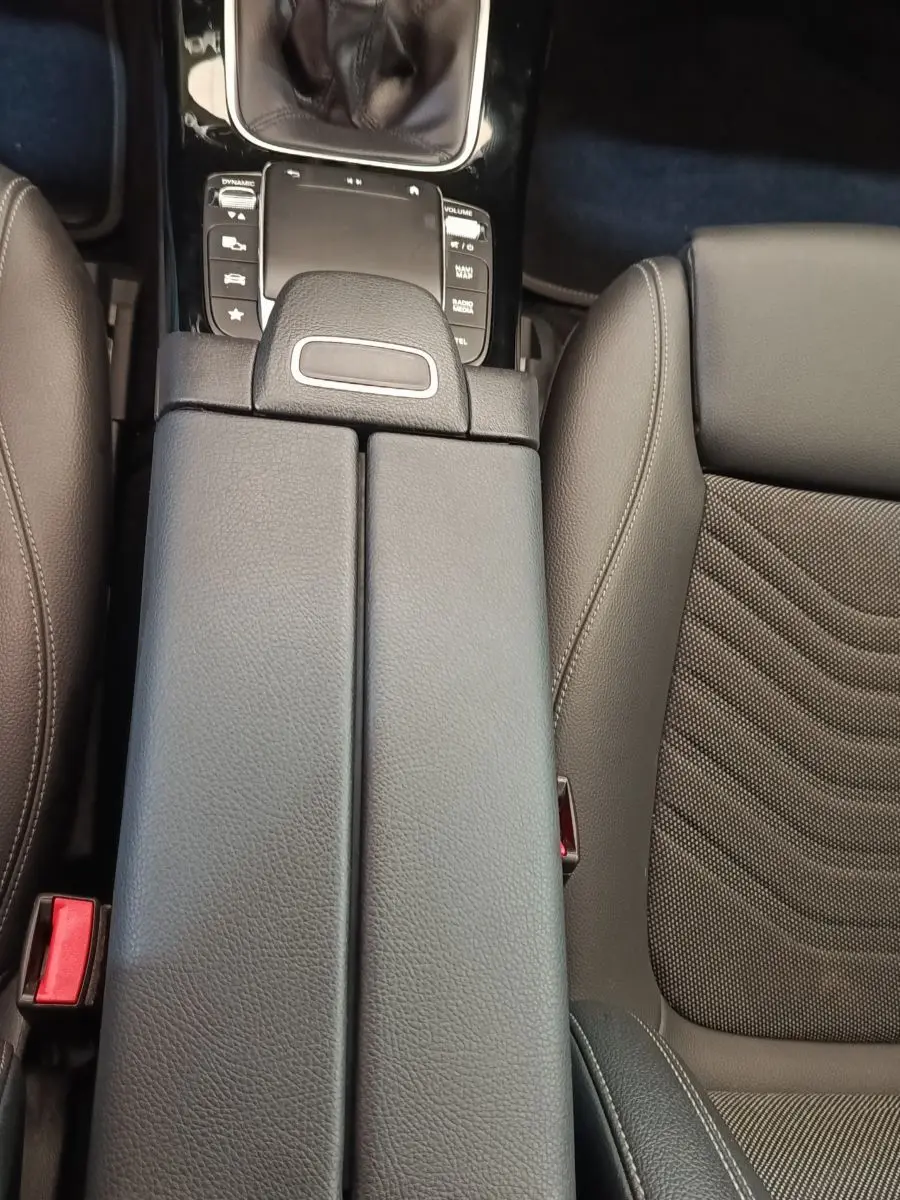 Gros plan intérieur sur la console centrale en cuir noir et le levier de vitesse manuel de la Mercedes Classe A 180 d Business Line.