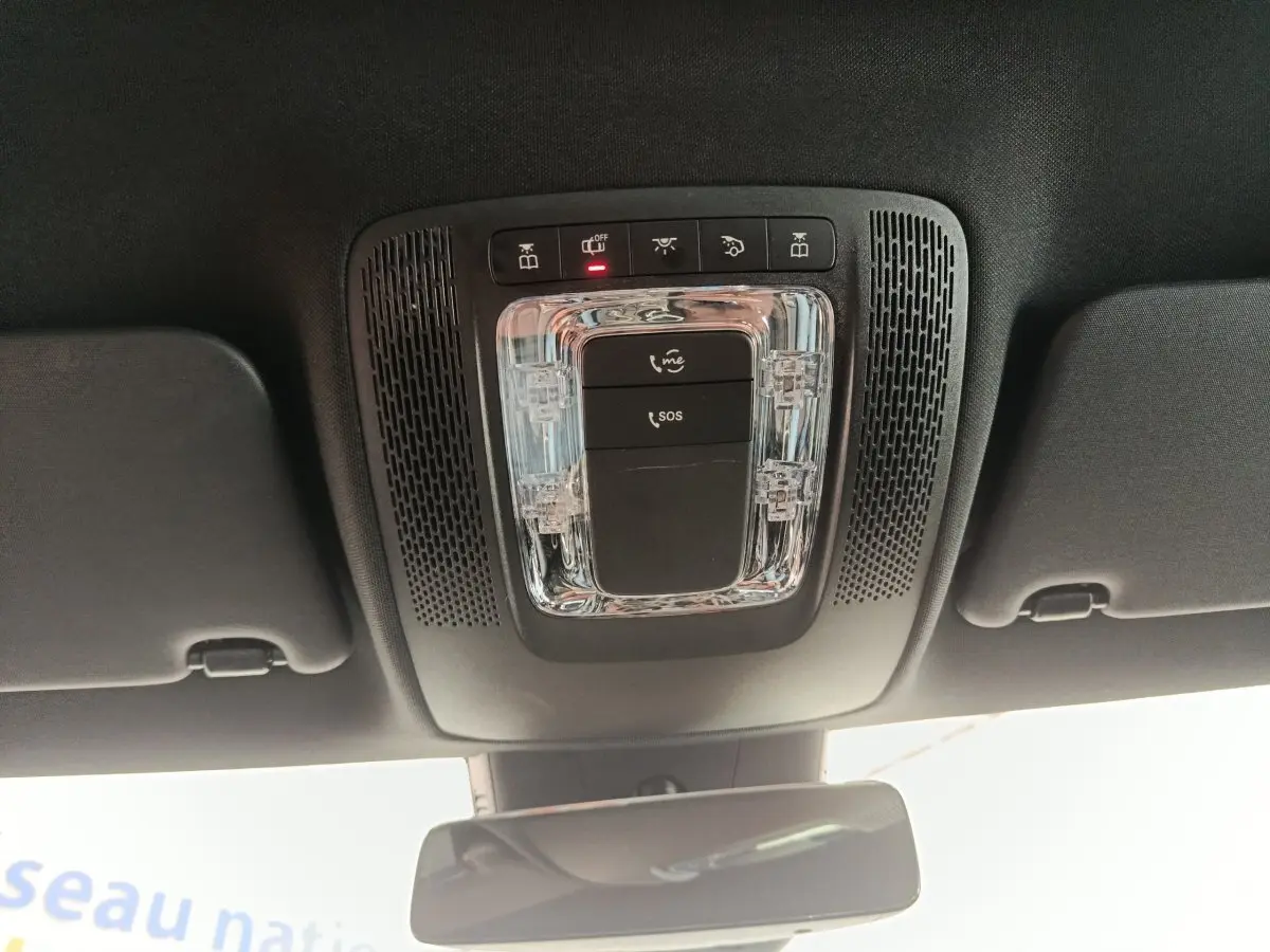 Vue intérieure en plongée du plafonnier noir avec commandes d’appel d’urgence et éclairage dans une Mercedes Classe A gris clair.
