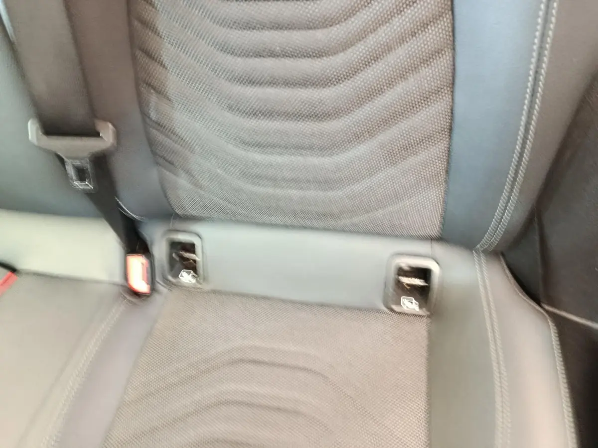 Détail de la banquette arrière grise avec fixation Isofix visible dans une Mercedes Classe A 180 d Business Line.