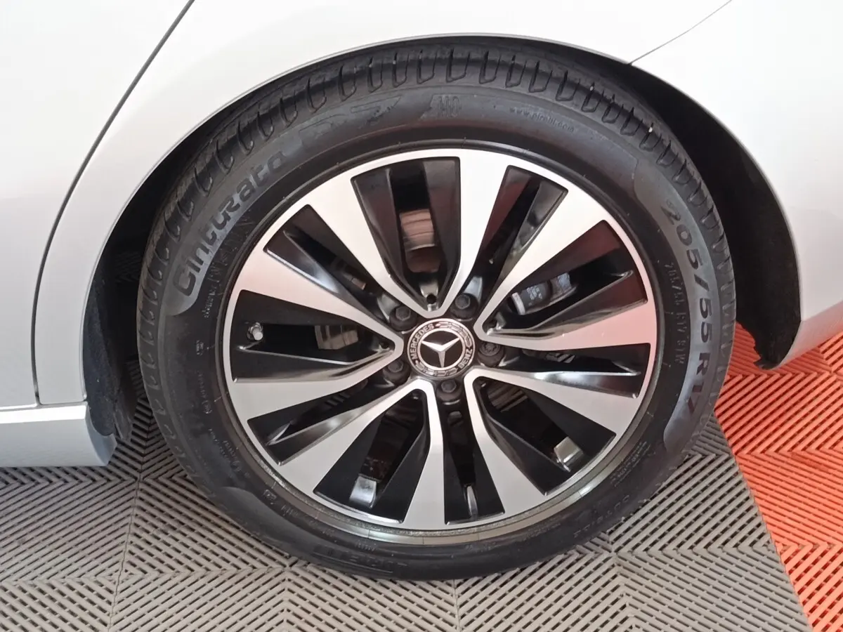 Gros plan sur la roue avant droite d’une Mercedes Classe A 180 d Business Line gris clair avec jante alliage bicolore.