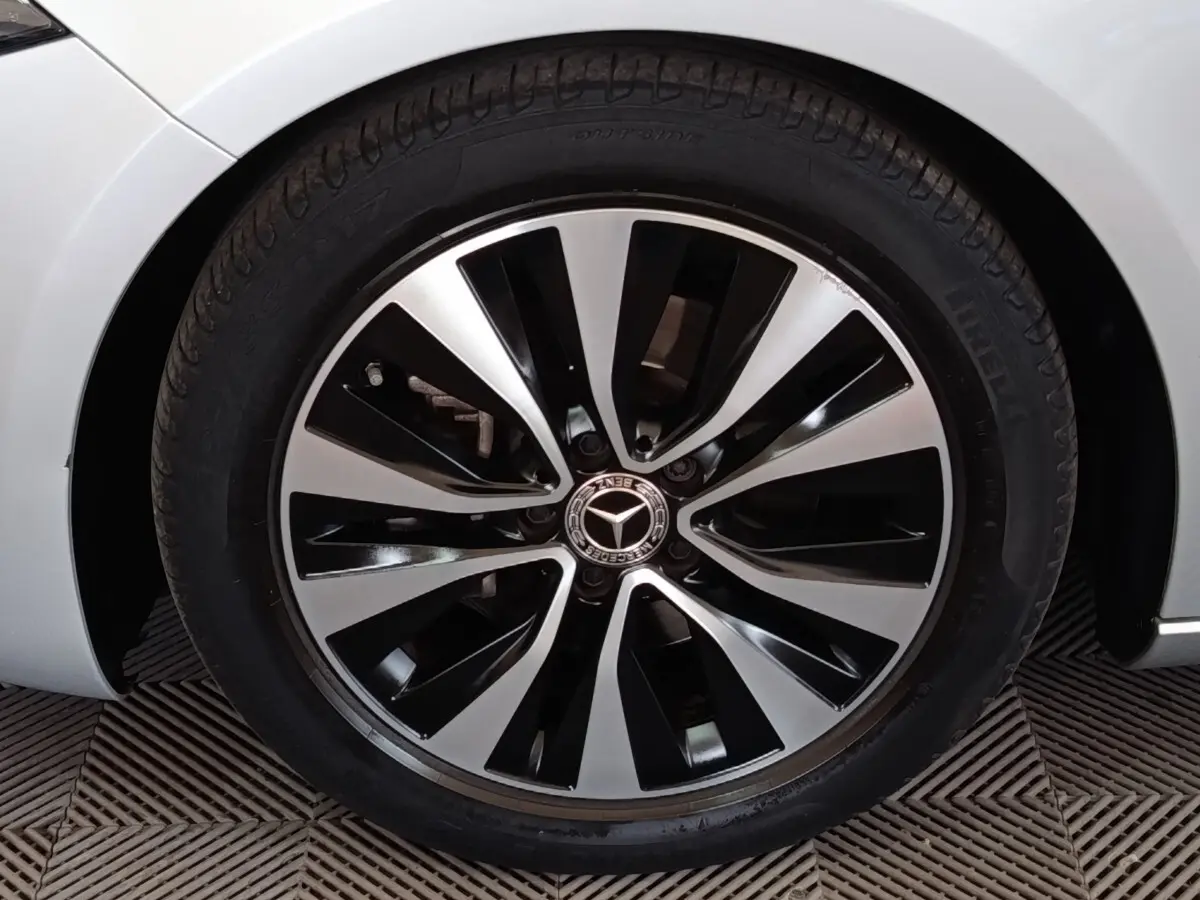 Gros plan sur la roue avant droite d’une Mercedes Classe A 180 d Business Line gris clair avec jante alliage bicolore.