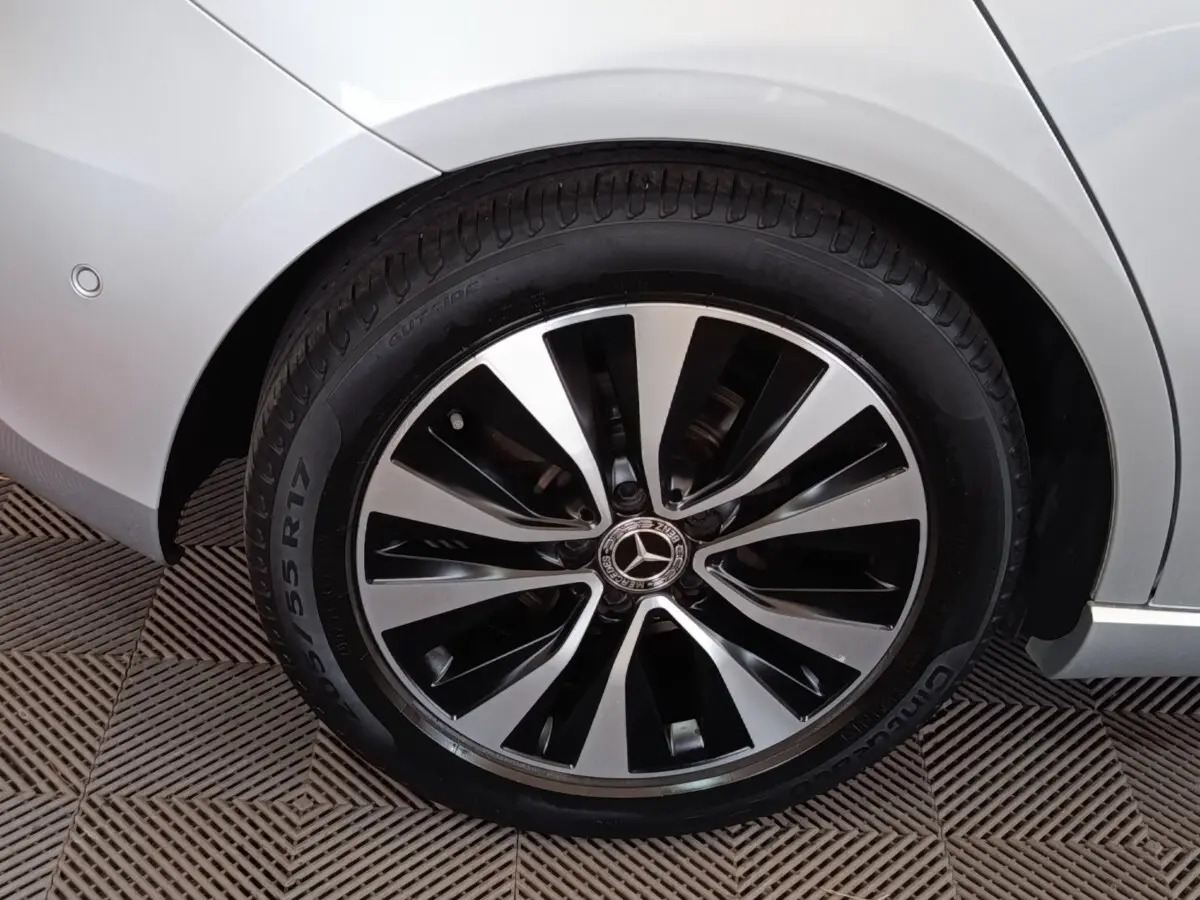 Gros plan sur la roue arrière droite gris clair d'une Mercedes Classe A 180 d Business Line avec jante alliage bicolore.
