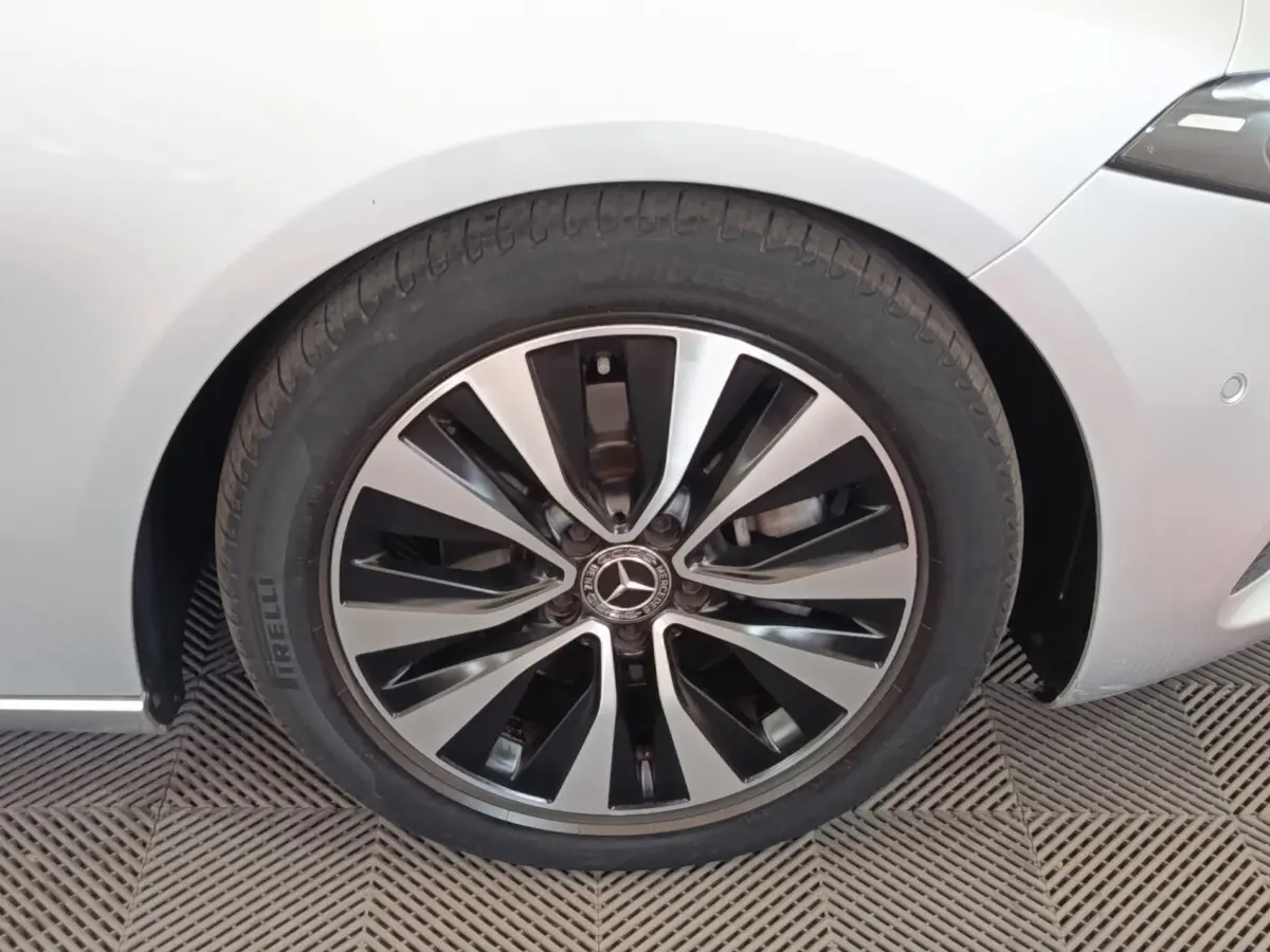 Gros plan sur la roue avant droite gris clair d'une Mercedes Classe A 180 d Business Line avec jante alliage bicolore.