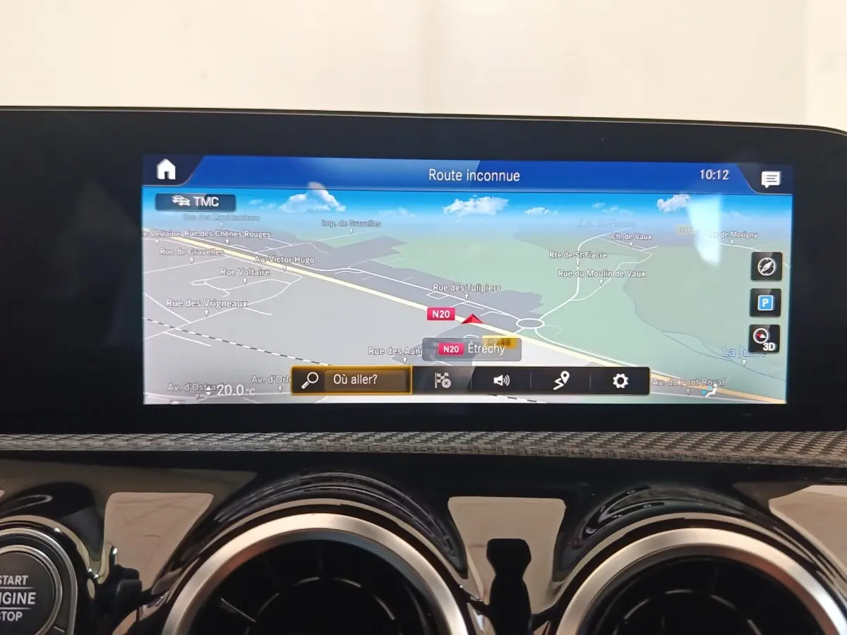 Vue intérieure du tableau de bord de la Mercedes Classe A 180 d Business Line 2021 avec écran tactile de navigation 10,3 pouces.