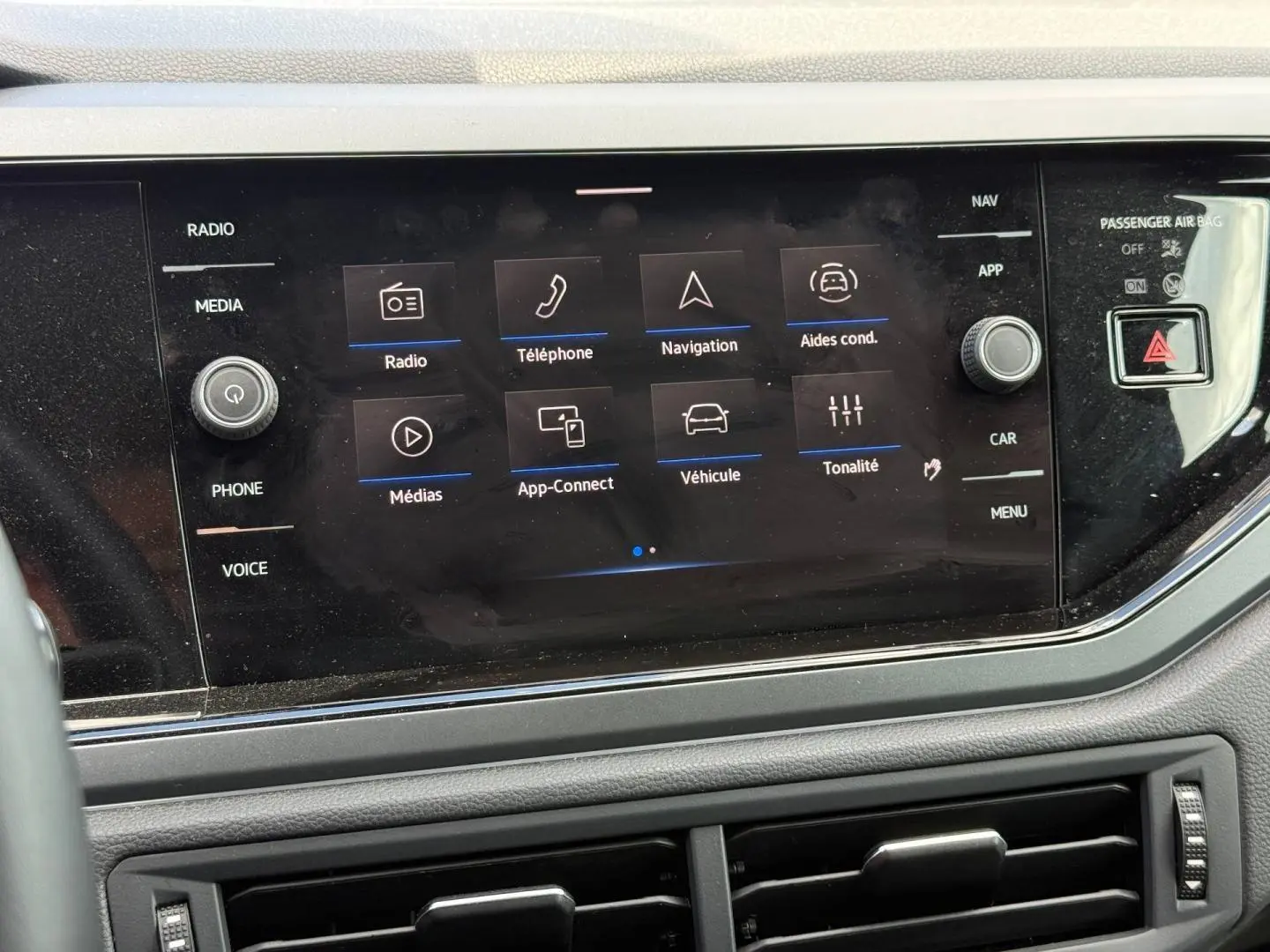 Vue rapprochée de l'écran tactile central du Volkswagen Taigo 2025 gris, affichant les options multimédia et navigation.