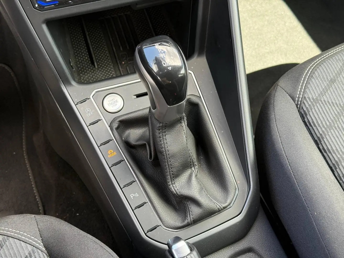 Le levier de vitesses automatique noir et argenté du Volkswagen Taigo 1.0 TSI R-Line, vu de dessus côté conducteur.