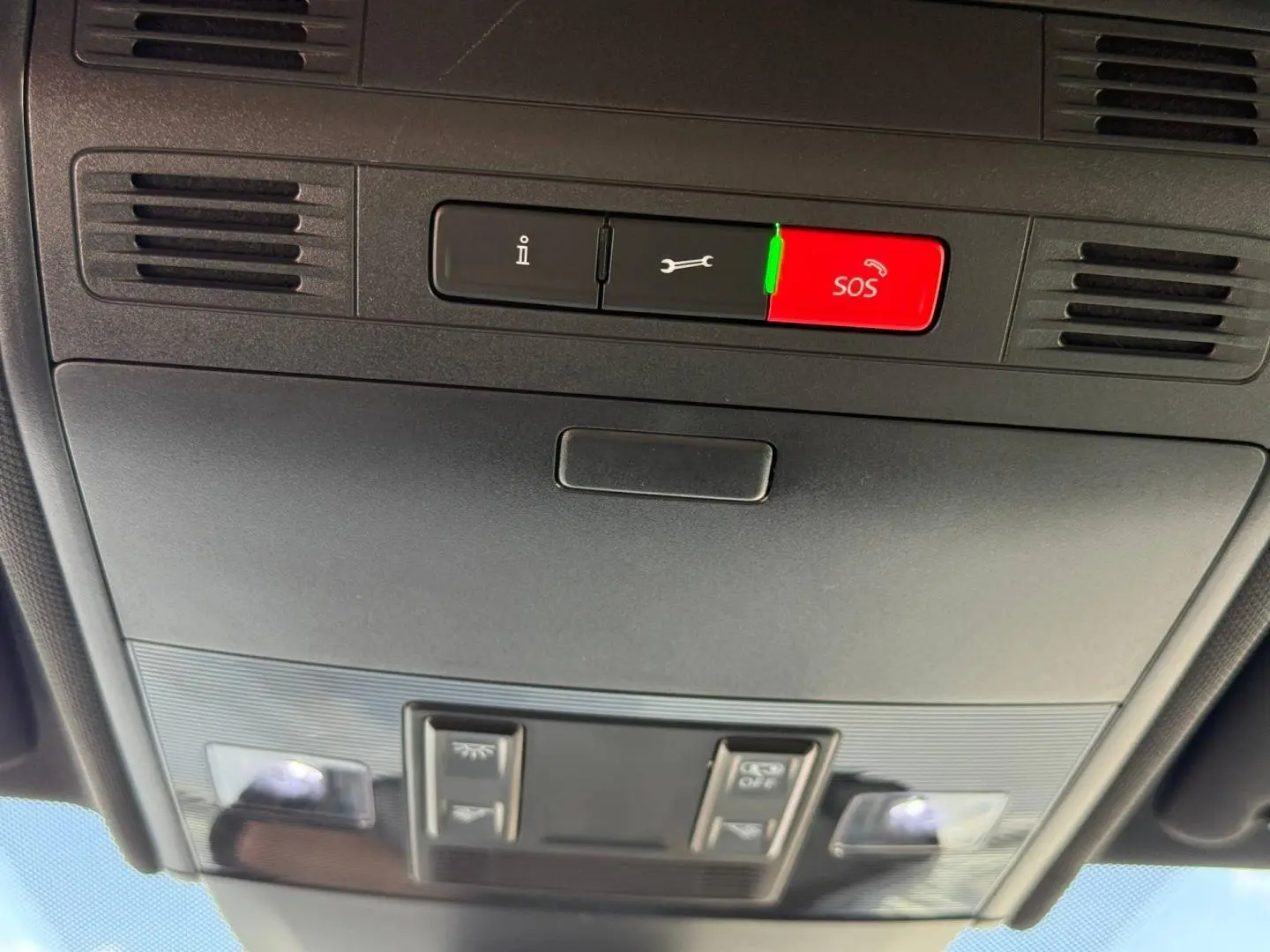 Vue rapprochée du plafonnier intérieur avec boutons SOS et commandes d’éclairage dans un Volkswagen Taigo gris 2025.