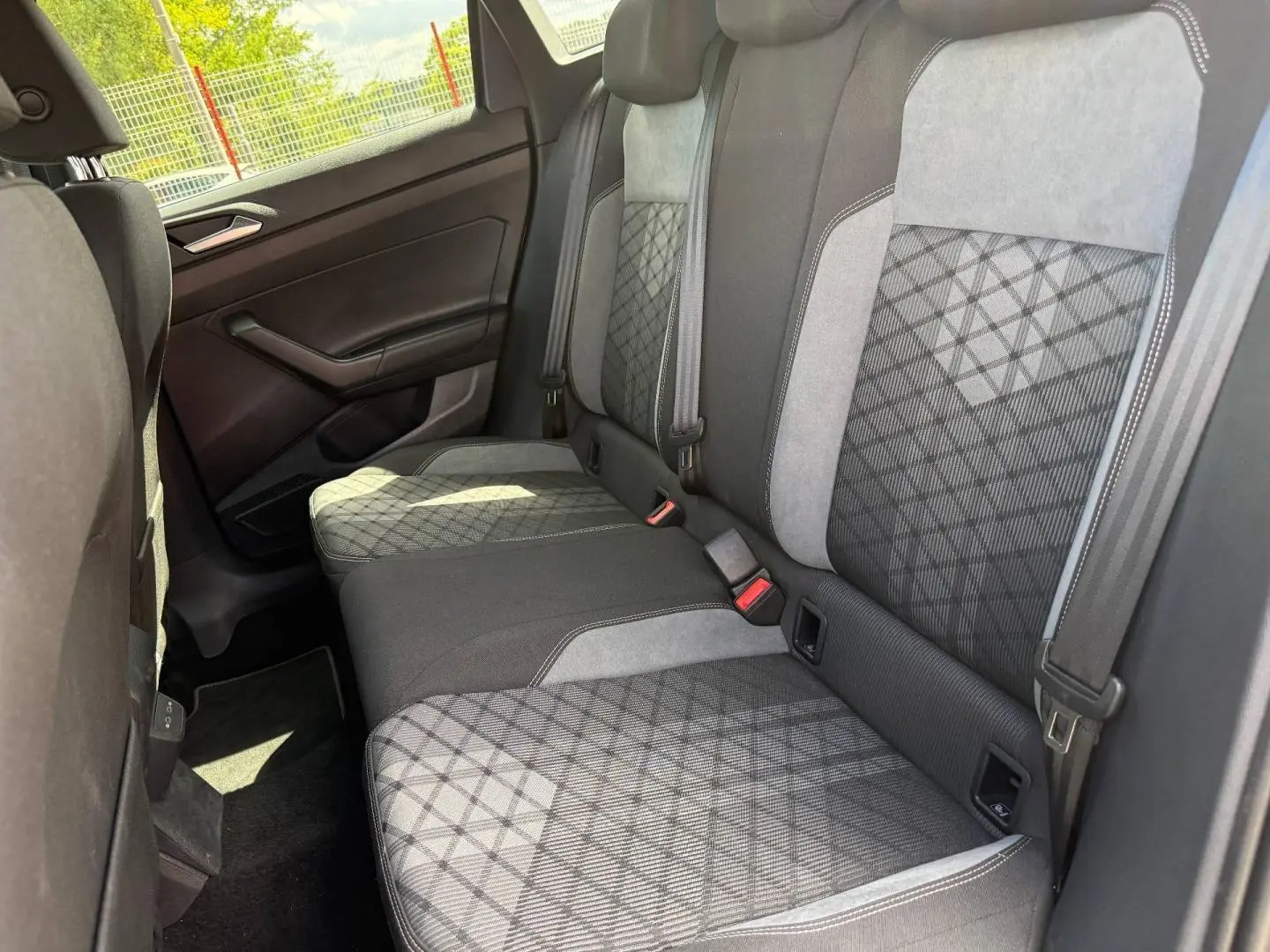 Vue intérieure côté droit des sièges arrière gris à motifs du Volkswagen Taigo 1.0 TSI R-Line 2025.