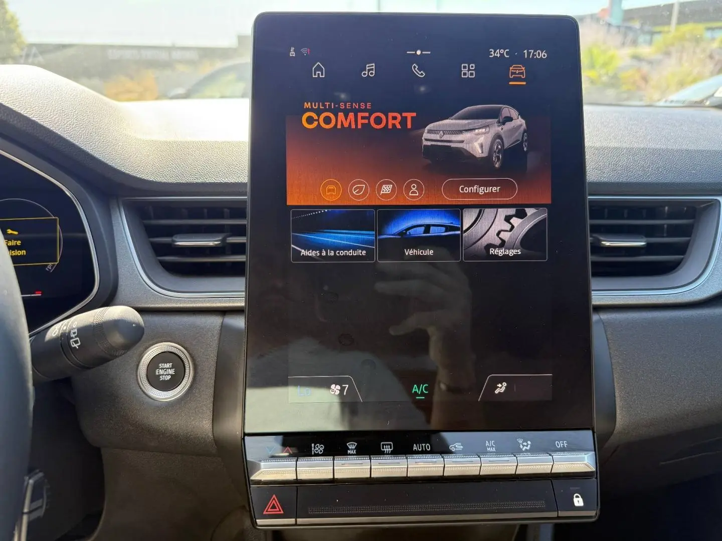 Vue centrale de l'écran tactile du tableau de bord du Renault Captur 2025, affichant le mode Confort en orange.