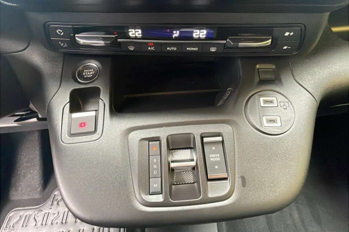 Vue rapprochée de la console centrale du Citroën Berlingo 2025, avec commandes de boîte auto et climatisation digitale.