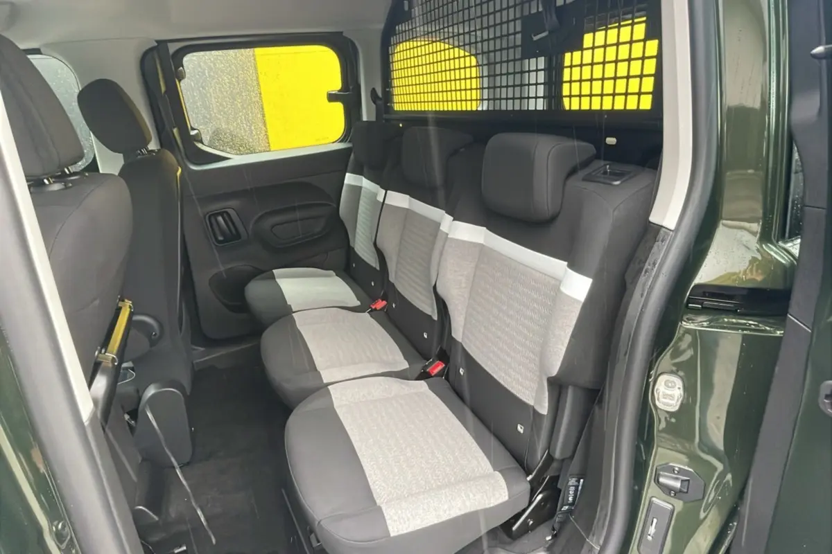 Vue intérieure côté droit du Citroën Berlingo 2025 Sirkka green, montrant les sièges arrière et la cloison de séparation.