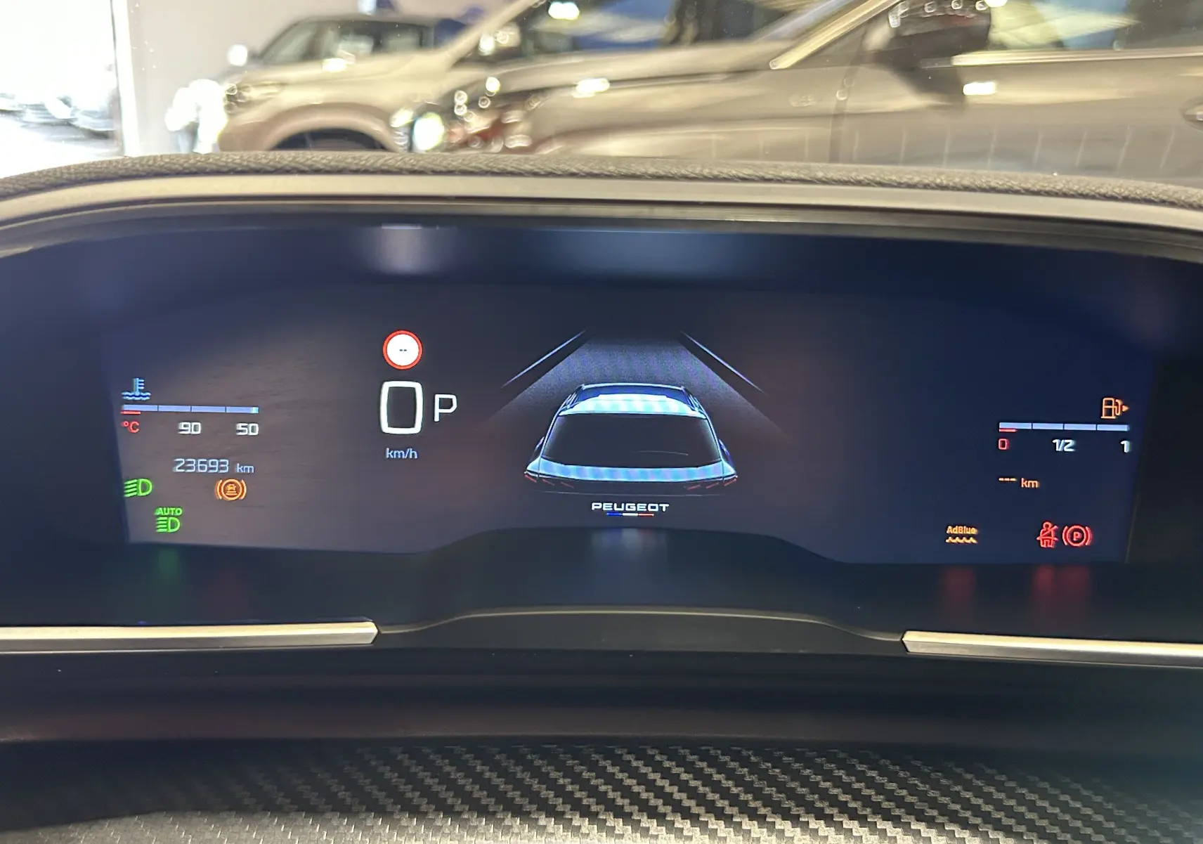 Tableau de bord numérique du Peugeot 508 SW gris artense, affichant la caméra 360° et les informations de conduite.