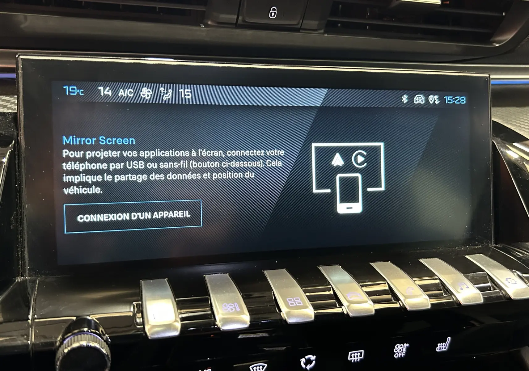 Écran tactile central du tableau de bord de la Peugeot 508 SW 2024, affichant la fonction Mirror Screen et commandes climatisation.