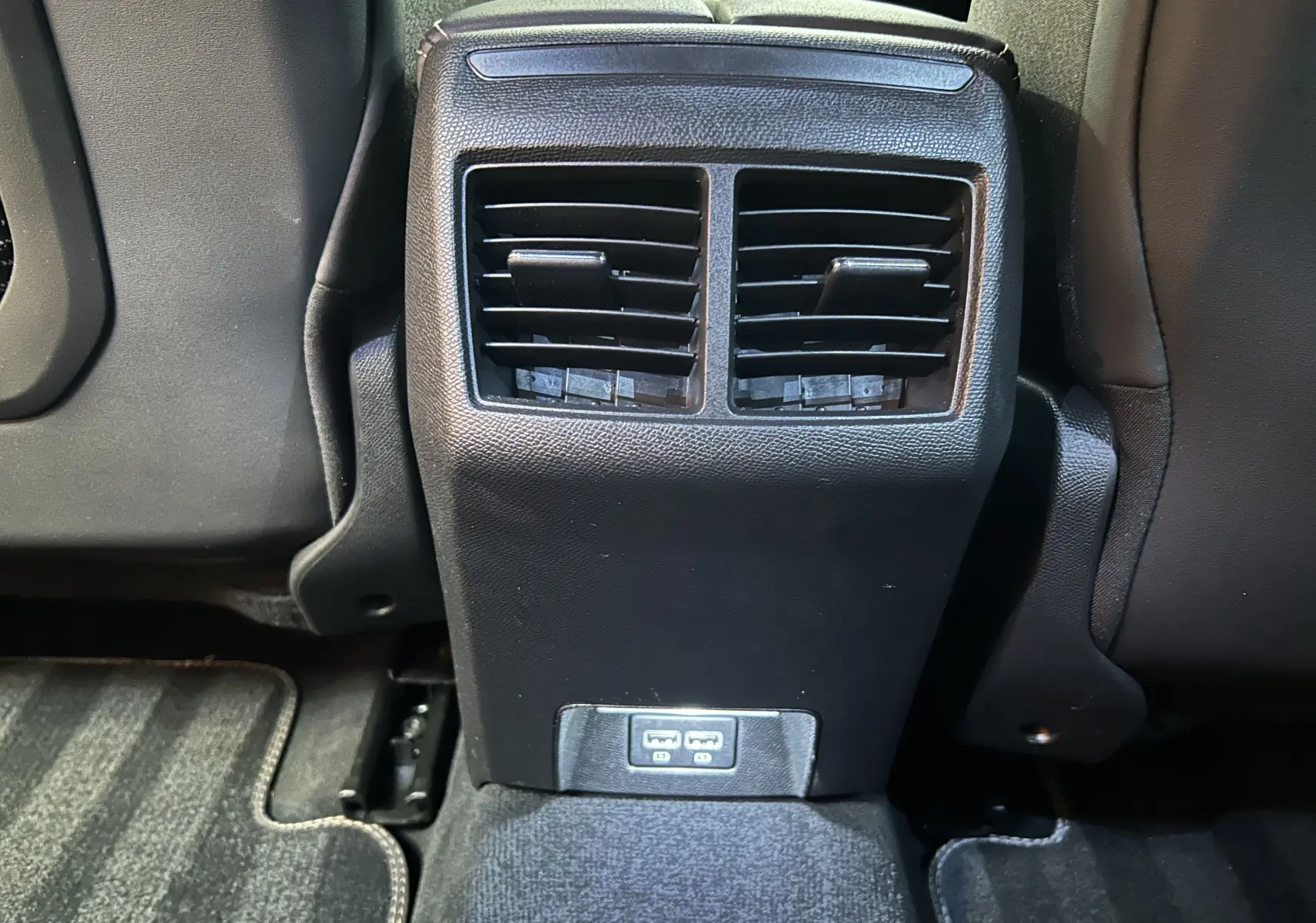 Vue rapprochée des aérateurs arrière et des ports USB du Peugeot 508 SW BlueHDi 130 EAT8 GT gris artense.