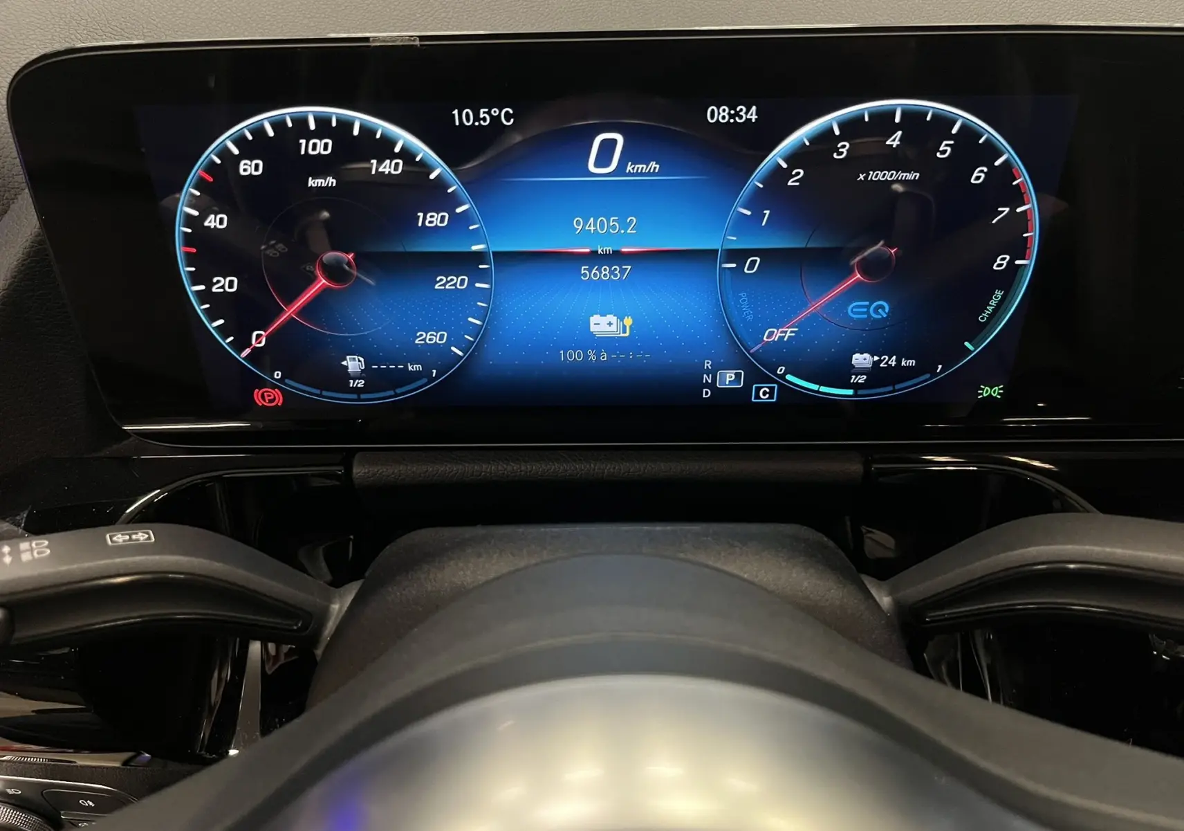 Vue intérieure du tableau de bord numérique du Mercedes GLA 250E AMG Line 2023 avec affichage vitesse et autonomie hybride.