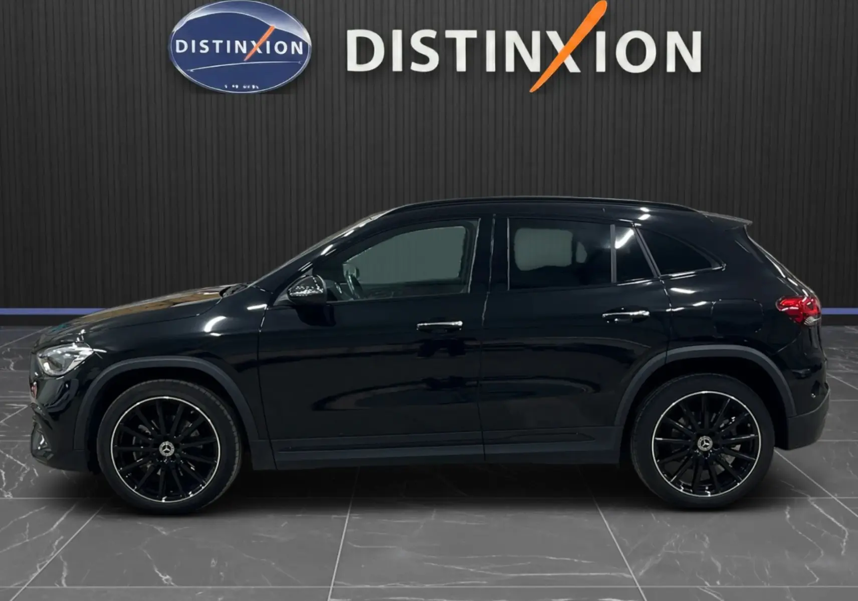 Vue latérale droite d'un Mercedes GLA 250E AMG Line noir Cosmos avec jantes noires et détails chromés.