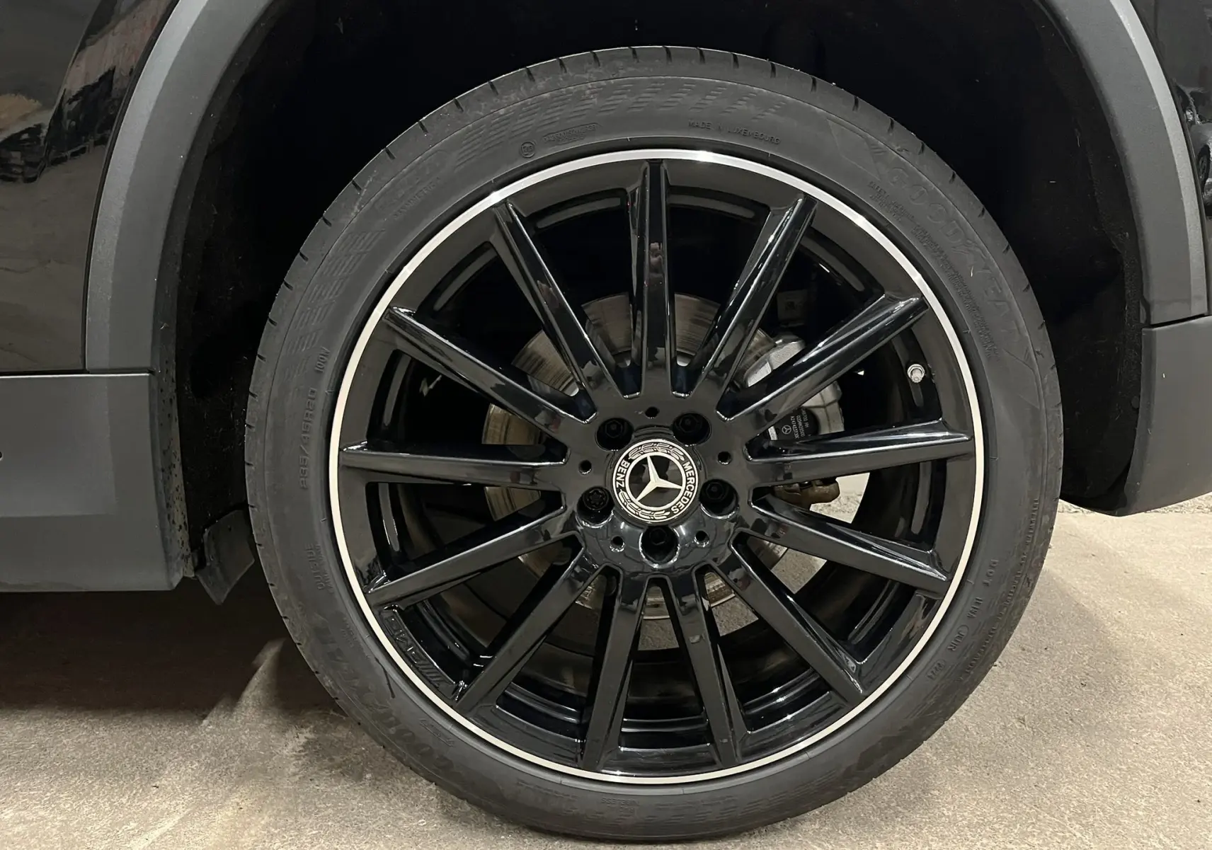 Gros plan sur la roue avant droite noire brillante avec jante AMG à multiples branches du Mercedes GLA 250E AMG Line 2023.