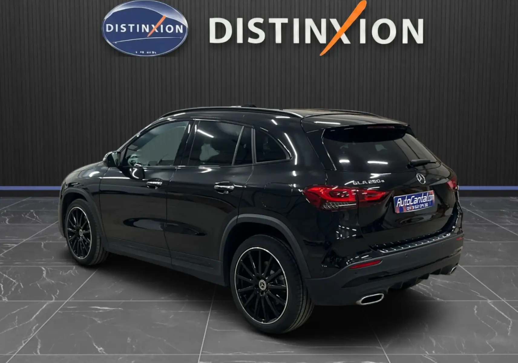 Mercedes GLA 250e AMG Line noir Cosmos en 3/4 arrière droit, avec jantes noires et double sortie d’échappement chromée.