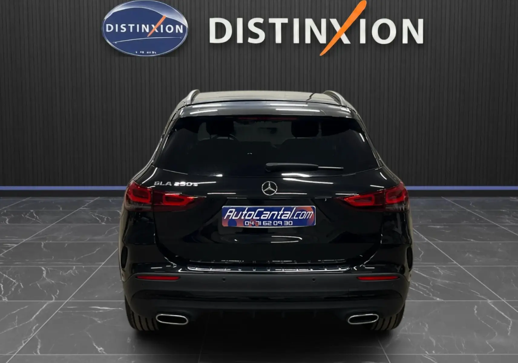 Vue arrière d'une Mercedes GLA 250E AMG Line noire Cosmos, avec feux rouges et double sortie d'échappement chromée.