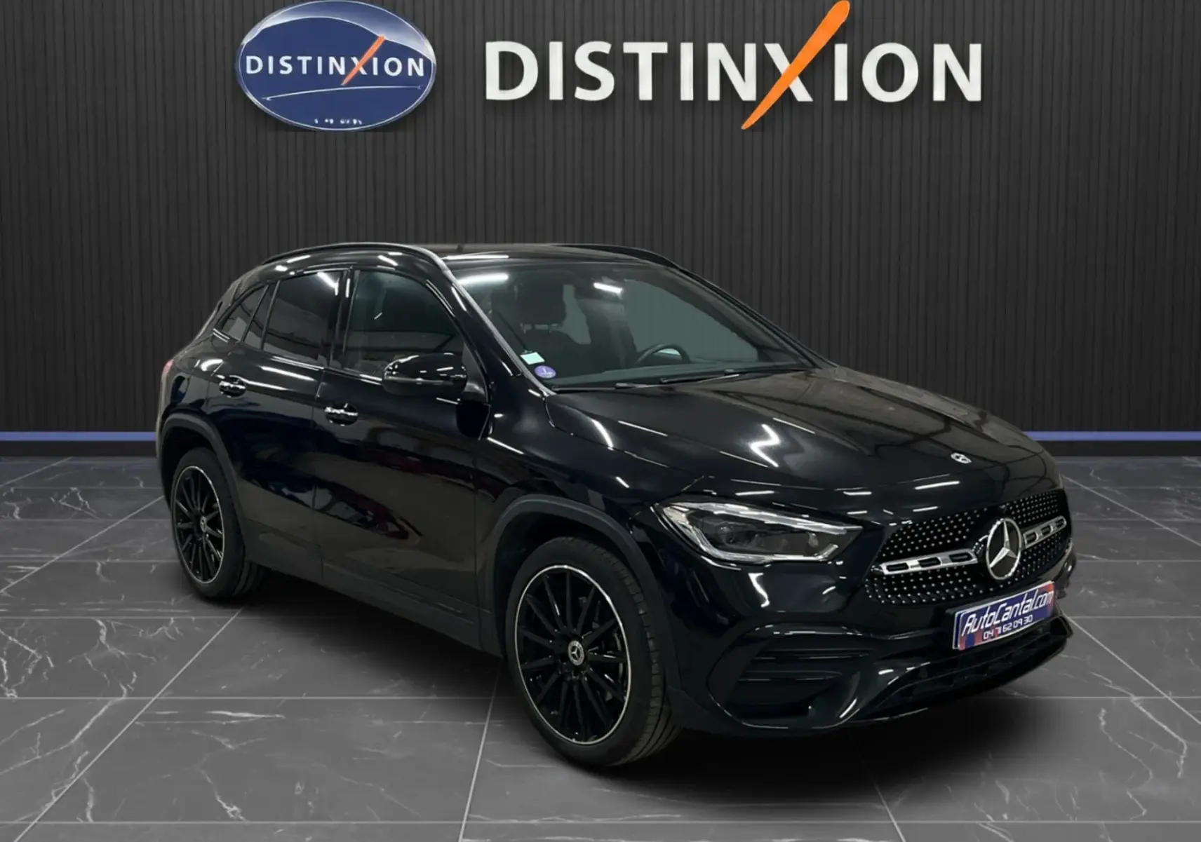 Mercedes GLA 250E AMG Line noir Cosmos, vue 3/4 avant droite, jantes noires et calandre sport à l'avant.