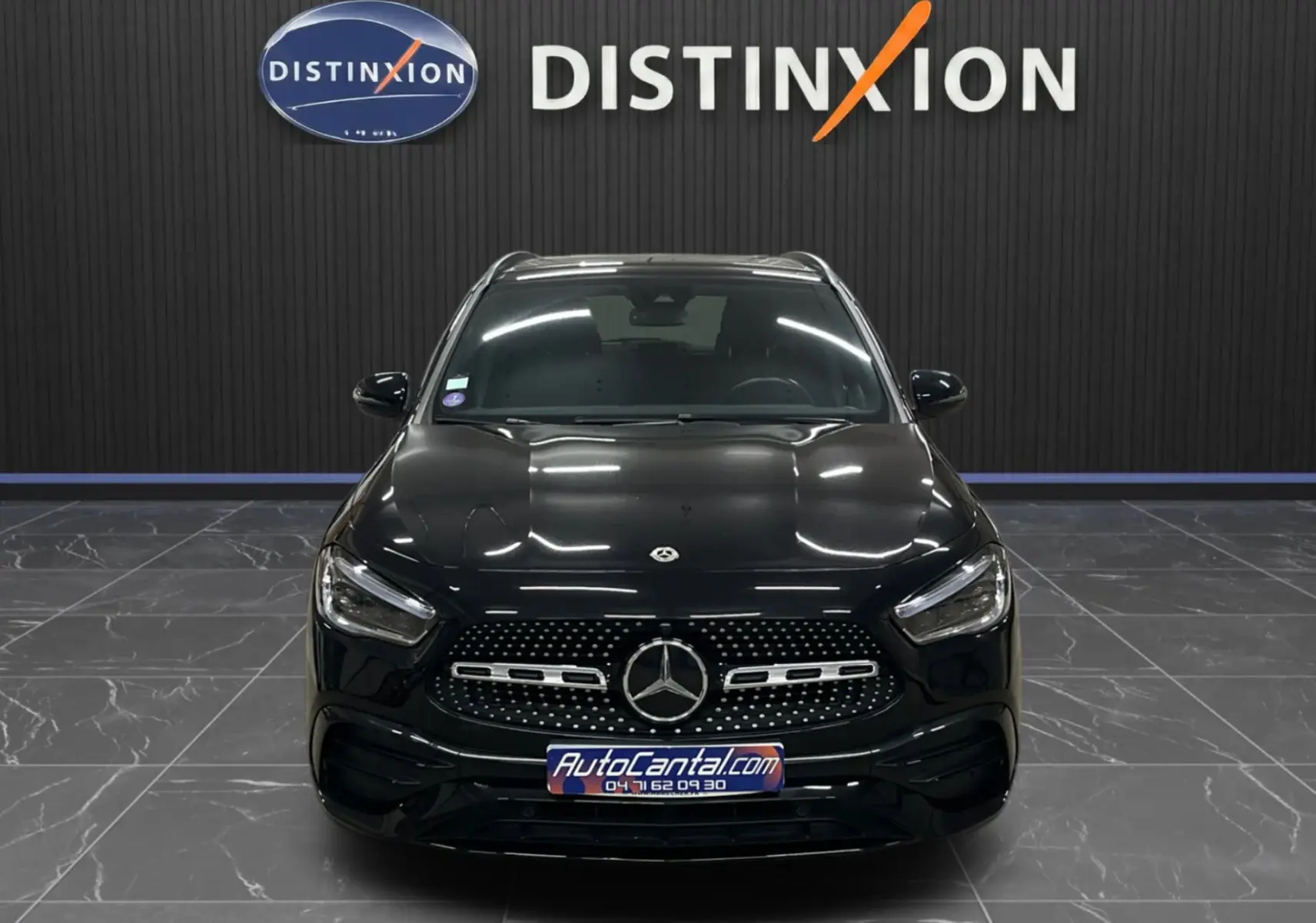 Vue de face d'une Mercedes GLA 250E AMG Line noire Cosmos avec calandre étoilée et logo Mercedes bien visibles.