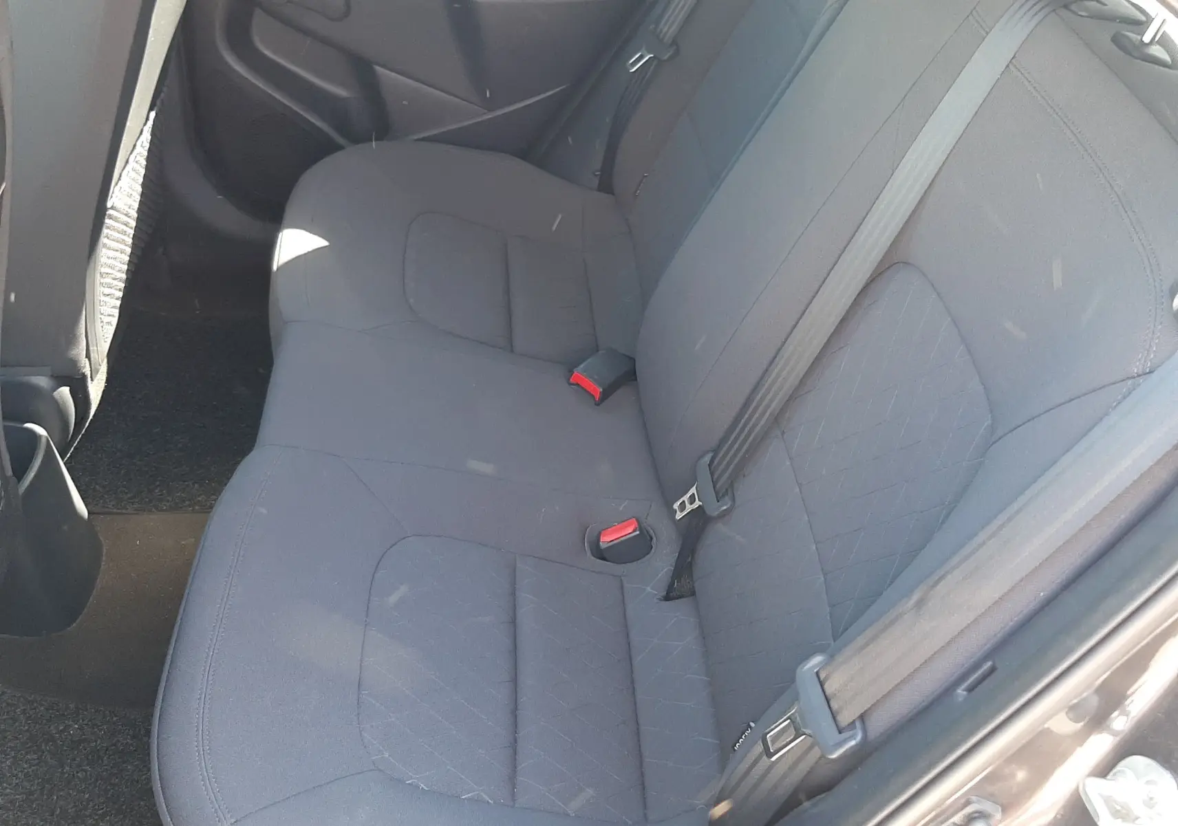 Vue intérieure côté droit des sièges arrière gris en tissu d'une KIA RIO 1.2 85CH ACTIVE 5 portes de 2016.