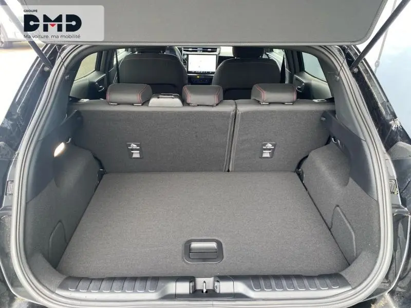 Coffre ouvert vu de l'arrière d'une Ford Puma noir Agate Métallisée, banquette arrière avec surpiqûres rouges visible.