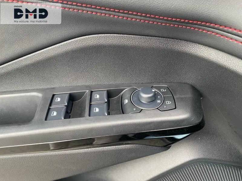 Détail de la commande des vitres et rétroviseurs sur la porte côté gauche du Ford Puma noir Agate Métallisée.