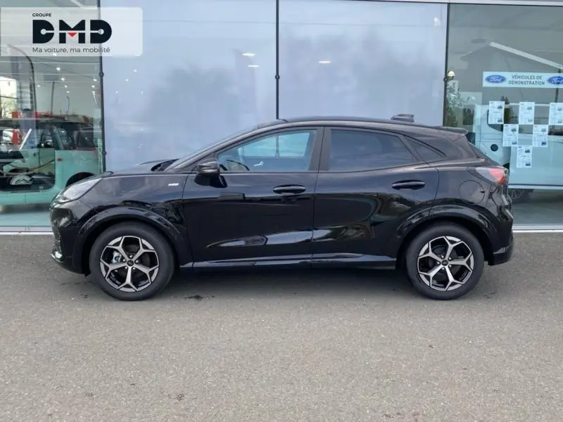 Ford Puma 1.0 EcoBoost Hybrid noir agate métallisé, vue profil côté gauche, jantes alu et lignes sportives visibles.
