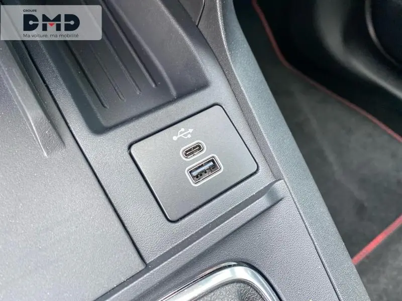 Gros plan sur les ports USB-C et USB-A intégrés dans la console centrale du Ford Puma noir Agate Métallisée.