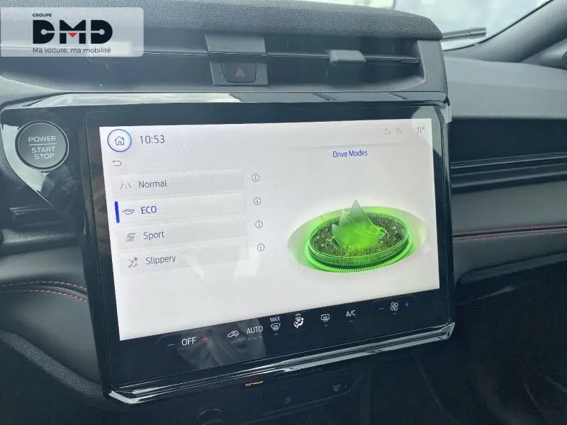 Vue rapprochée de l'écran tactile central du Ford Puma noir, affichant les modes de conduite avec ambiance intérieure noire et surpiqûres rouges.