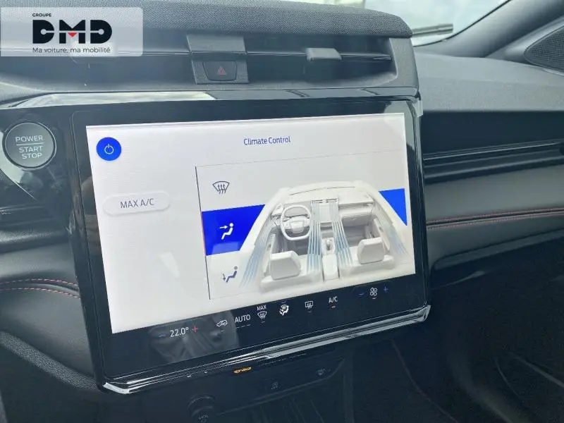Vue rapprochée de l'écran tactile central du Ford Puma noir, affichant le contrôle climatique intérieur.
