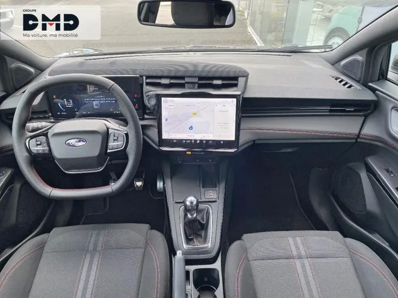 Vue intérieure avant du Ford Puma noir Agate avec tableau de bord numérique et écran tactile central GPS.