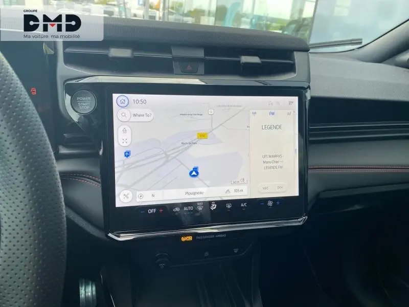 Vue intérieure centrée sur l'écran tactile multifonction affichant un GPS dans un Ford Puma noir.