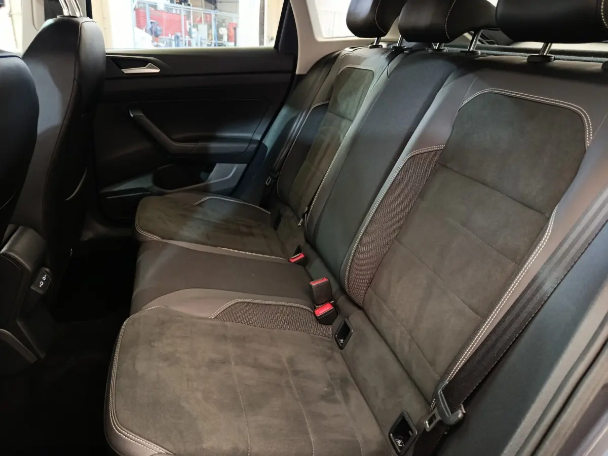 Vue intérieure côté droit montrant la banquette arrière en tissu et alcantara gris foncé du Volkswagen Taigo 2023.