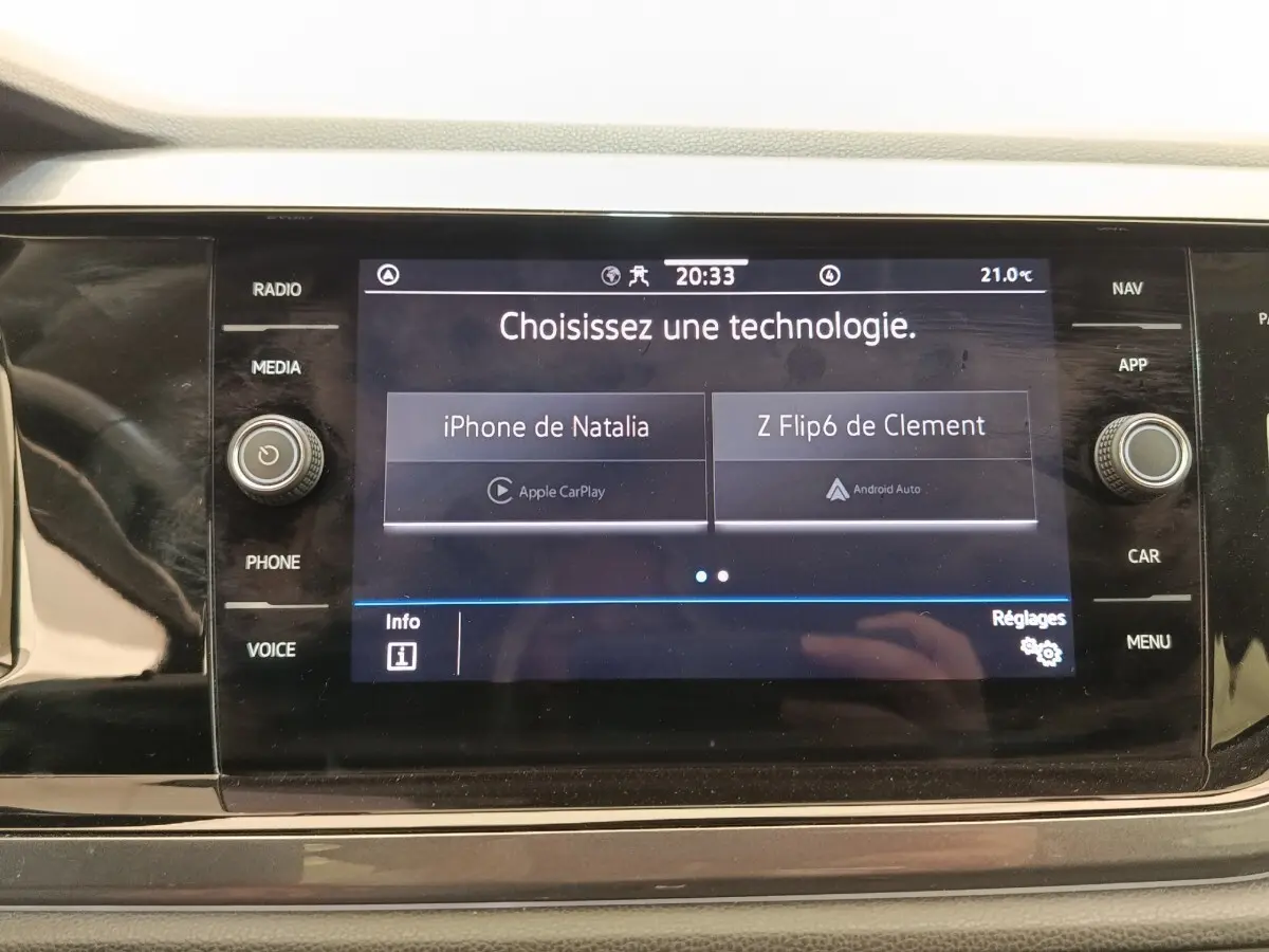 Écran tactile central du Volkswagen Taigo 1.5 TSI 150 DSG Style affichant le choix de connexion Apple CarPlay ou Android Auto.