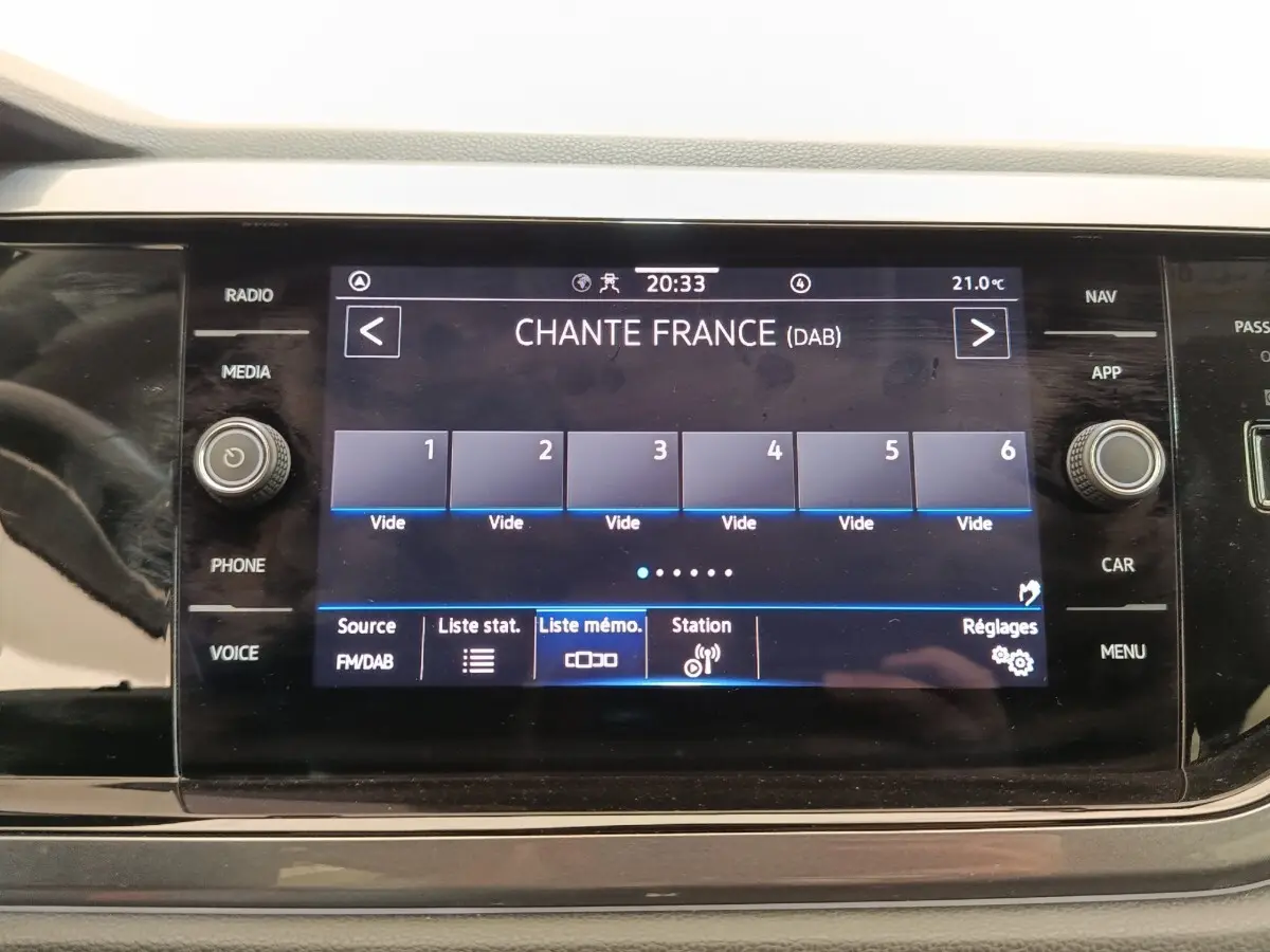 Écran tactile central du Volkswagen Taigo 1.5 TSI 2023 affichant la radio numérique Chante France.